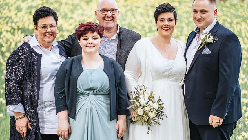 <p>Janine Brühl und Mike Löfgen (rechts)treten die Nachfolge von Alwin und Renate Brühl-Michels an (links). Die Unterstützung von Schwester Ricarda (Mitte)ist Janine Brühl dabei sicher.</p>