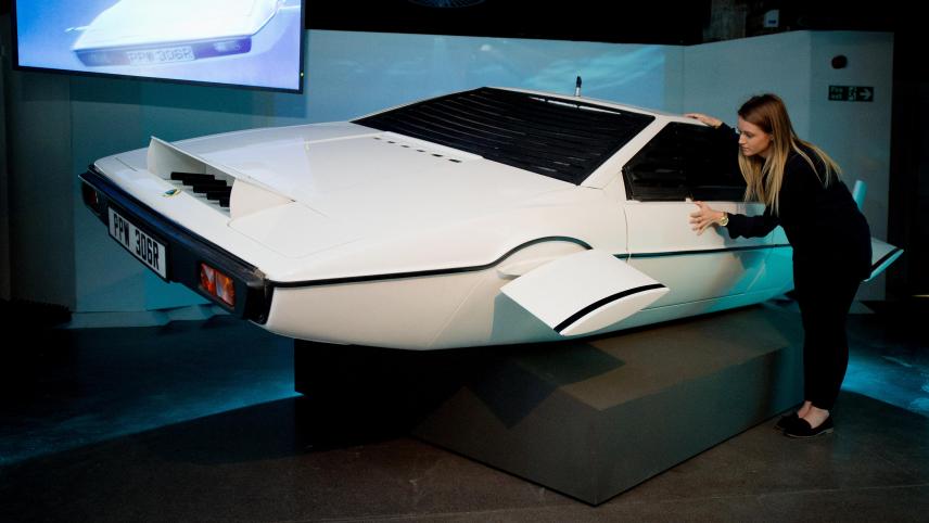 <p>Den Spitznamen „Wet Nellie“ erhielt ein modifizierter Lotus Esprit, mit dem Roger Moore 1977 als James Bond auf Tauchstation ging.</p>
