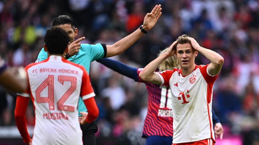 <p>Münchens Jamal Musiala und Münchens Joshua Kimmich haderrn mit einer Entscheidung von Schiedsrichter Deniz Aytekin.</p>