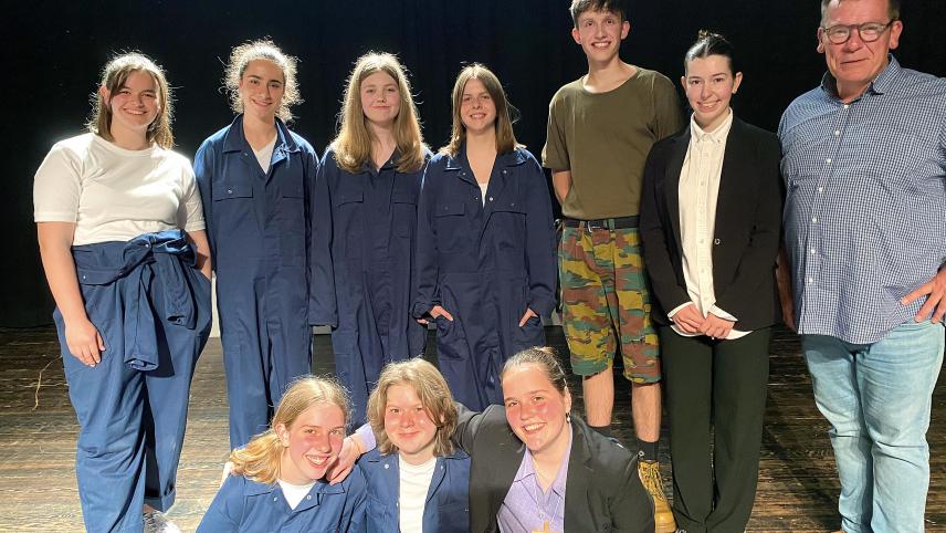 <p>Diese Schauspieler (hier mit Regisseur Jörg Lentzen) präsentierten im Rahmen des Mini-Theaterfestivals das Stück „Das Camp“.</p>