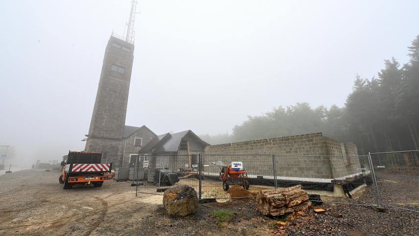 <p>Der Rohbau zur Erweiterung des Empfangsgebäudes am Fuße des Turmes auf Botrange wurde in Eigenregie durch den Bauhof der Gemeinde Weismes errichtet.</p>