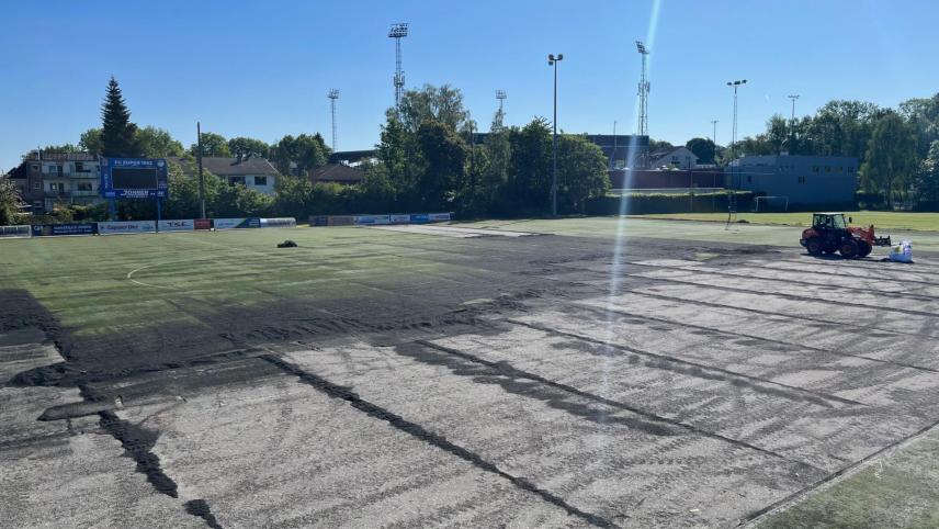 <p>Die Arbeiten sind angelaufen: Seit Ende der vergangenen Woche wird der aktuelle Kunstrasen abgetragen. Bis zum Trainingsauftakt der ersten Mannschaft in der zweiten Juli-Hälfte soll das neue Spielfeld verlegt sein.</p>