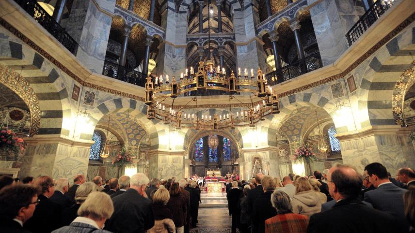 <p>Bis auf den letzten Platz gefüllt sind die Gottesdienste und Veranstaltungen im Rahmen der Heiligtumsfahrt. In diesem Jahr werden bis zu 100.000 Pilger erwartet.</p>