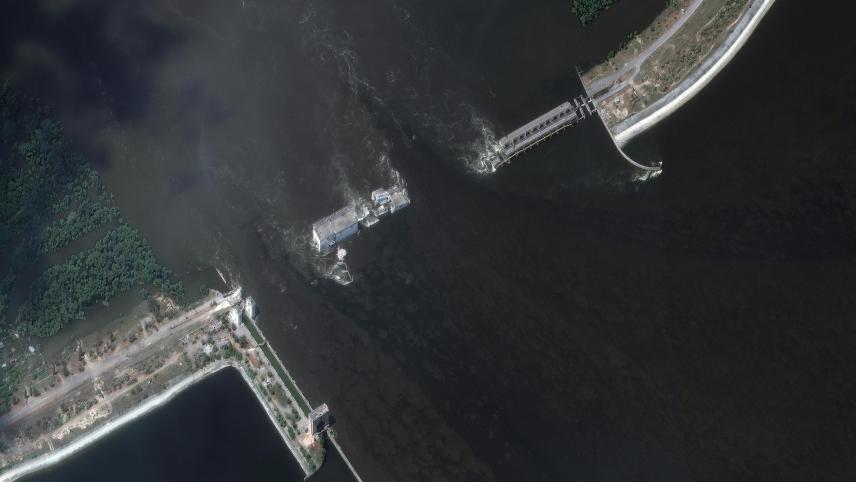 <p>Diese Satellitenaufnahme vom 07.06.2023 zeigt den Kachowka-Damm im Süden der Ukraine nach dessen Bruch.</p>