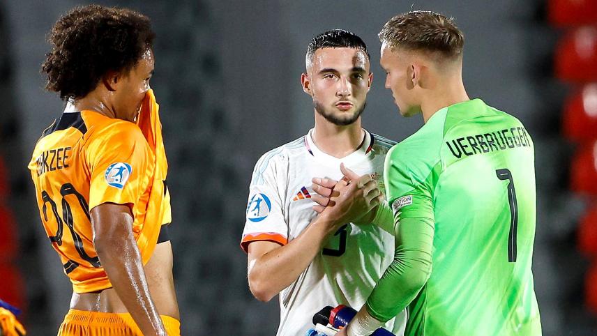 <p>Shake Hands: Zeno Debast (Mitte) mit dem niederländischen Torhüter Bart Verbruggen. Links: Joshua Zirkzee, ehemals Stürmer in Anderlecht, jetzt FC Bologna.</p>