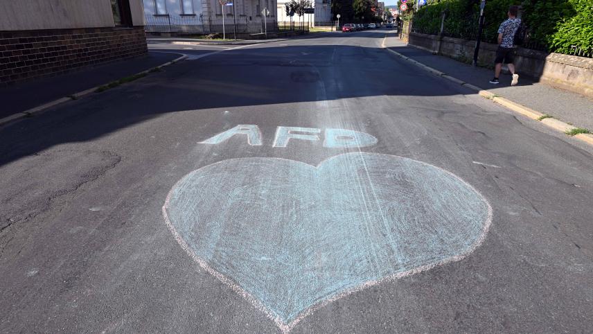 <p>Ein blaues Herz und der Schriftzug AfD sind mit Kreide auf eine Straße gemalt am Tag der Stichwahl des Landrats im Landkreis Sonneberg.</p>