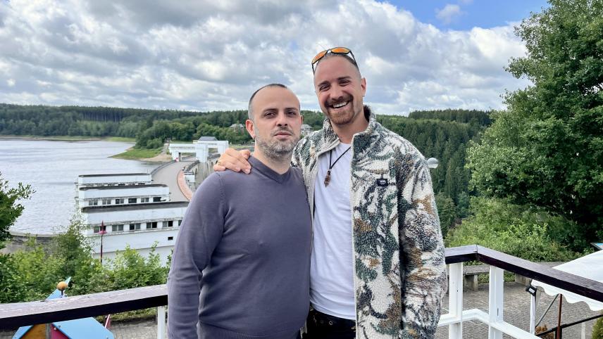 <p>Künstler Sam Hopkins (rechts) freut sich mit Gastronom Angelo Principalli auf die zweite Ausgabe von „Seetakt“.</p>