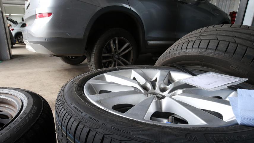 <p>In der Regel wechseln die meisten Autofahrer nach Ostern wieder auf Sommerreifen.</p>