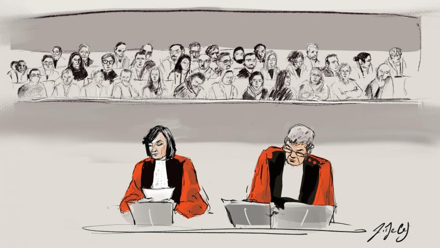 <p>Diese Gerichtszeichnung von Jonathan De Cesare stellt zwei Richter und die Geschworenen beim Terrorprozess dar</p>