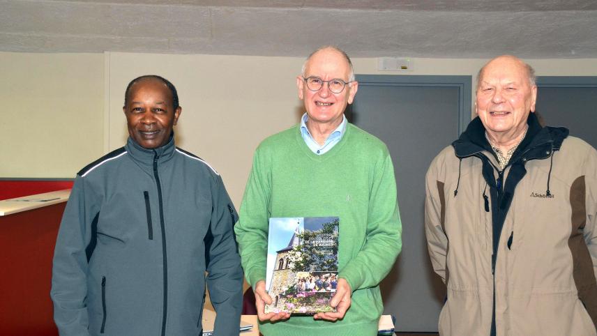 <p>Nacht acht Jahren verlässt Pastor Joseph „Dino“ Nzisiringa (links) den Pfarrverband Weismes. Als dessen neuer Leiter wird Diakon Henri Thimister (Mitte) u. a. von Vikar Alfons Thunus (rechts) unterstützt.</p>