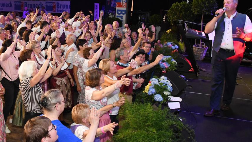 <p>Die Fans knubbeln sich vor der Bühne, als der „Kastelruther Spatz“ Norbert Rier auf der Bühne steht.</p>