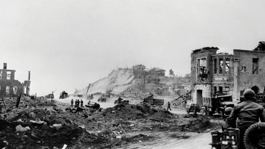 <p>Diese Aufnahme datiert vom 3. Mai 1951 als die UN-Truppen durch die Stadt Chunchon ziehen, bevor sie ihre Rückzugspositionen erreichen.</p>