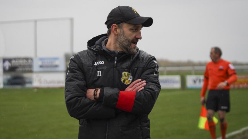 <p>Raeren-Eynattens Trainer Eric Vandebon freut sich über seinen neuen Stürmer.</p>