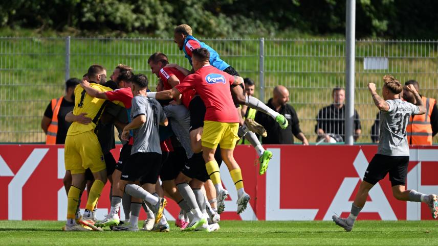 <p>Kölns Spieler feiern den 3:2-Siegtreffer von Donny Bogicevic.</p>