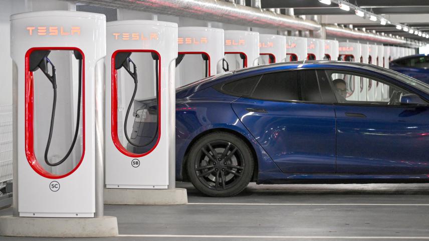 <p>Die E-Autos von Tesla gelten zwar als umweltfreundlich, sind aber so leistungsstark, dass dies künftig den Wert, der für die Zulassungssteuer gilt, erhöhen wird.</p>