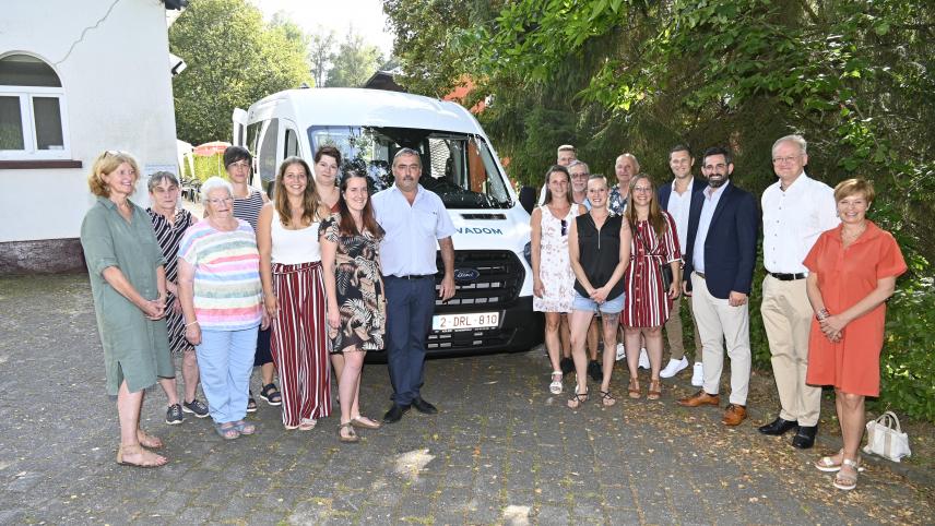 <p>Ein echtes Plus für das Seniorendorfhaus Schönberg: Für den Transport der Besucher steht mittlerweile ein Kleinbus der Marke Ford Transit zur Verfügung.</p>