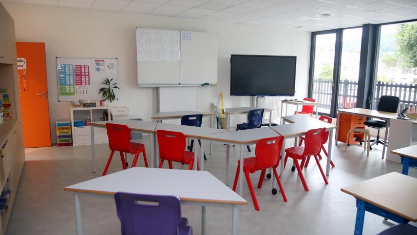 <p>Blick in den modernen, mit neuer Technik ausgestatteten Klassenraum des 5. und 6. Schuljahrs.</p>