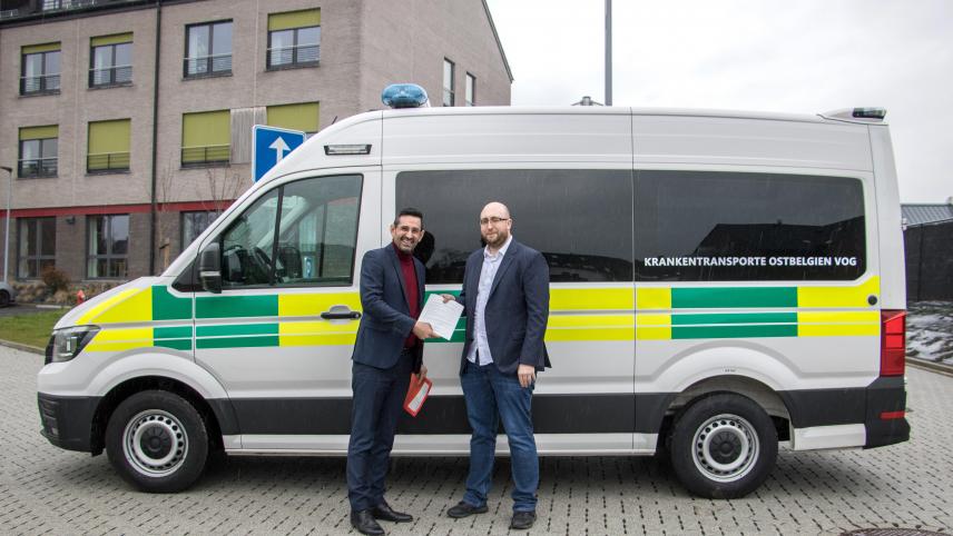 <p>Gesundheitsminister Antonios Antoniadis (SP) mit Philippe Theiss (rechts)von der VoG Krankentransport Ostbelgien.</p>