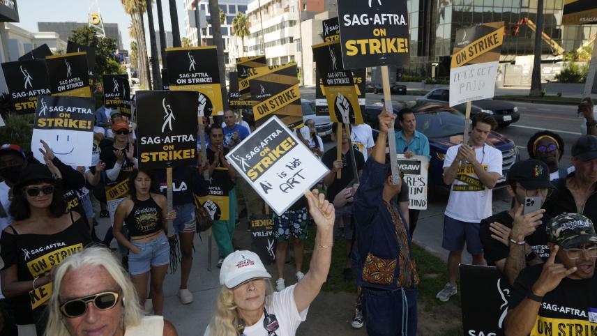 <p>Die Schauspielerin und SAG-AFTRA-Verhandlungsführerin Frances Fisher (M) hält ihr Schild auf einer Streikpostenkette vor den Netflix-Studios hoch.</p>