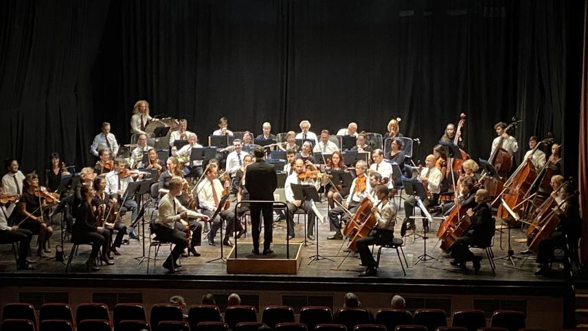 <p>Chefdirigent Gergely Madaras und sein Orchester versetzten die Konzertbesucher in den sonnigen Süden.</p>