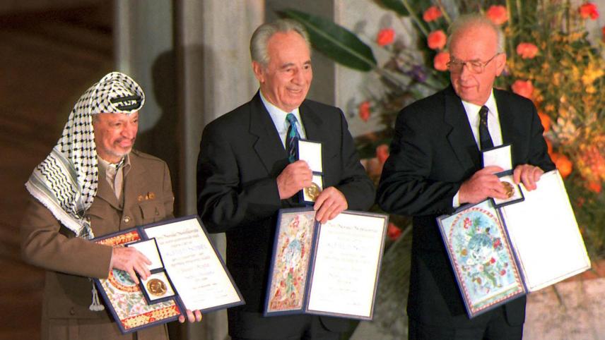 <p>Das Foto vom 10. Dezember 1994 zeigt (von links) Palästinenserführer Jassir Arafat, den damaligen israelischen Außenminister Schimon Peres und den israelischen Premierminister Yitzhak Rabin, wie sie mit dem Friedensnobelpreis posieren, der ihnen im Rathaus von Oslo verliehen wurde.</p>