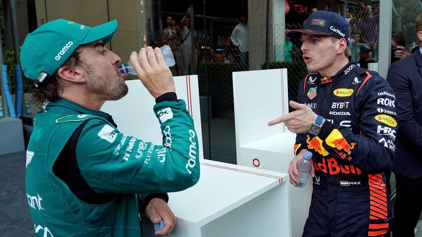 <p>Max Verstappen (rechts) vom Team Oracle Red Bull unterhält sich mit Fernando Alonso (links) vom Team Aston Martin.</p>