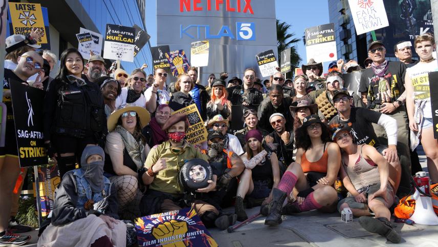 <p>Streikende SAG-AFTRA-Mitglieder stehen für ein Gruppenfoto an einer postapokalyptischen Streikpostenkette vor den Netflix-Studios zusammen. Die Arbeit an einigen Blockbustern dürfte nach der Einigung im Hollywood-Streik bald weitergehen.</p>