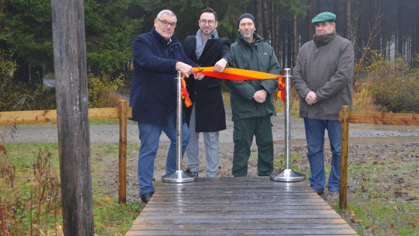 <p>Im Beisein von Claude Klenkenberg (Provinzabgeordneter), Jérôme Aussems (Tourismusföderation), Joël Verdin (Forstamt) und Benoît Baudry (Unternehmer) wurde der neue Holzsteg bei Botrange eingeweiht.</p>
