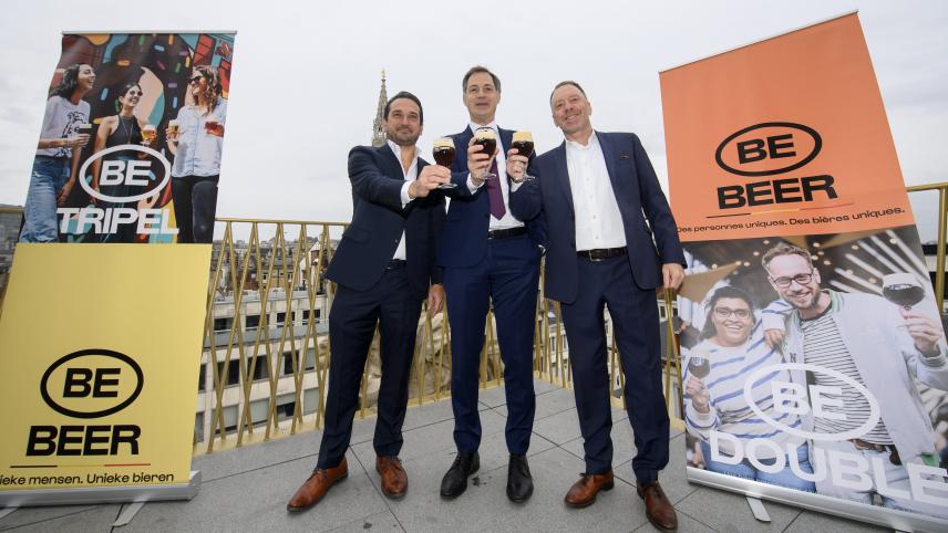 <p>Gemeinsam mit dem Direktoren der belgischen Brauer, Krishan Maudgal (l.), und dem Geschäftsführer von Flanderns Agrar-Marketing-Büro VLAM Filip Fontaine (r.), probierte Premierminister Alexander de Croo auch selbst von dem belgischen Nationalgetränk.</p>