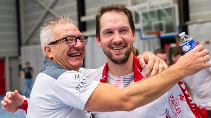 <p>Zufrieden mit der ersten Saisonhälfte: KTSV-Trainer Jean-Luc Grandjean und Rückraumspieler Bartosz Kedziora.</p>