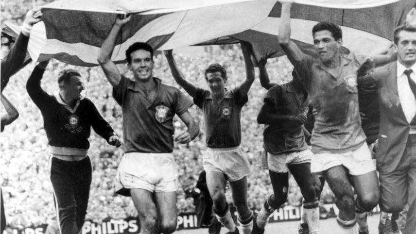 <p>Die brasilianischen Spieler mit den Stürmern Mario Zagalo (2.v. l) und Garrincha (2.v.r.) tragen auf einer Ehrenrunde am 29.6.1958 im Stockholmer Rasunda-Stadion die Fahne ihres Landes. Brasilien gewinnt vor 53.000 Zuschauern das Finale der Fußball-Weltmeisterschaft durch ein 5:2 gegen Gastgeber Schweden.</p>