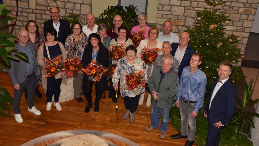 <p>Neujahrsempfang der Gemeinde Bütgenbach: Das Foto zeigte die geehrten und die in den Ruhestand verabschiedeten Personalmitglieder mit den Vertretern des Gemeindekollegiums.</p>
