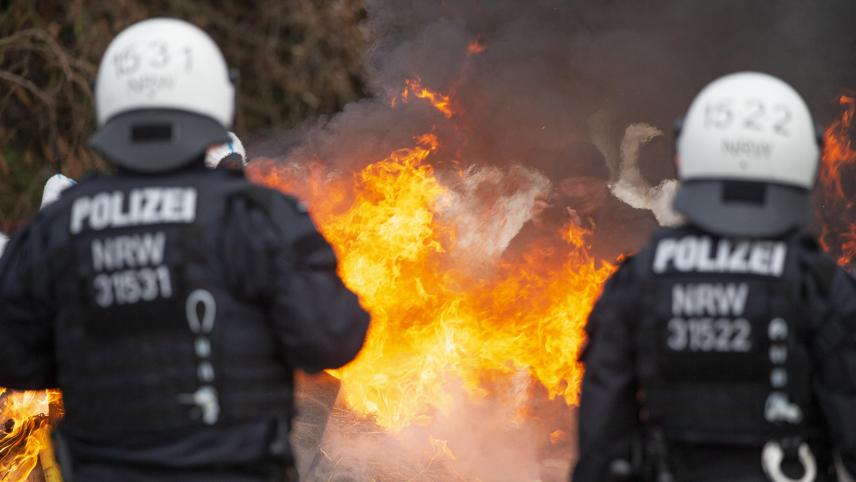 <p>Ein Schnappschuss aus dem Januar 2023: Während die Polizei Vorbereitungen zur geplanten Räumung des Dorfes Lützerath trifft, brennen Strohballen, die von Aktivisten angezündet wurden.</p>