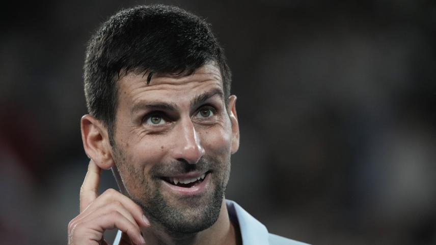 <p>Nach hartem Kampf zieht Novak Djokovic in Melbourne in die zweite Runde ein.</p>