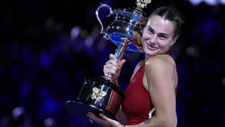 <p>Hab’ dich ganz doll lieb: Aryna Sabalenka und ihr Siegerpokal. Die Belarussin hat wie schon 2023 die Australian Open gewonnen.</p>