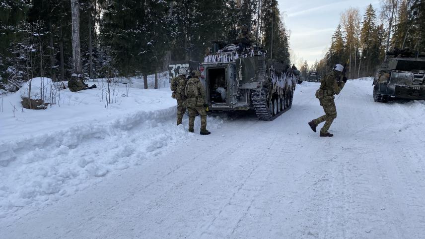<p>Soldaten verlassen einen Transportpanzer, um sich in Stellung zu bringen. Bei dieser Winterübung in Estland trainieren NATO-Truppen den Schutz und die Verteidigung Ostflanke unter winterlichen Kältebedingungen. Beteiligt an der von 1. bis 15. Februar laufenden Übung sind auch Streitkräfte aus Frankreich und Großbritannien.</p>