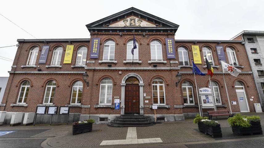<p>Blick auf das Rathaus der Gemeinde Kelmis: Ministerpräsident Oliver Paasch betont, dass die DG die Kommune auch in Zukunft „nicht im Regen stehen lassen“ könne.</p>