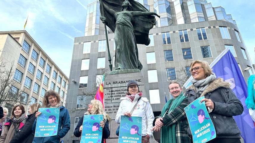 <p>„Mein Körper, meine Entscheidung“: Mehrere Frauenrechtsorganisationen demonstrierten am Dienstag an der Brabançonne- Statue in der Nähe des föderalen Parlaments für eine Ausweitung der Abtreibungsgesetzgebung und gegen eine Verschiebung dieser ethischen Debatte auf die nächste Legislaturperiode.</p>
