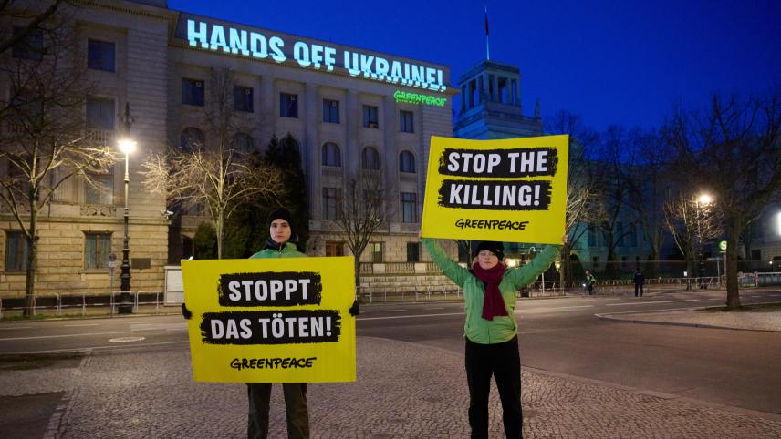 <p>Zum Zweiten Jahrestag des Beginns des Ukraine-Krieges projiziert Greenpeace den Satz „Hands off Ukraine!“ an die Fassade der russischen Botschaft in Berlin, während zwei Aktivistinnen Plakate mit den Botschaften „Stoppt das Töten!“ und auf Englisch „Stop the killing!“ halten. An diesem Samstag jährt sich der Beginn des russischen Angriffskrieges gegen die Ukraine zum zweiten Mal.</p>