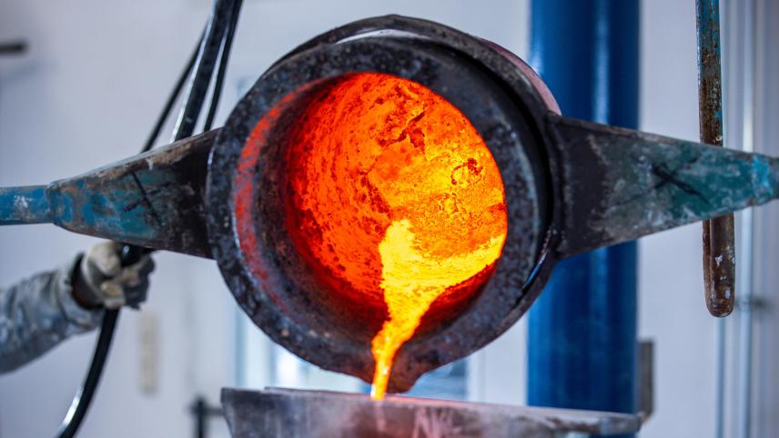 <p>Flüssige Bronze wird in eine Form gekippt.</p>