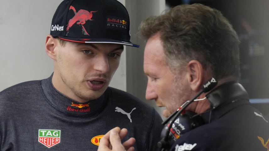 <p>Max Verstappen (links) neben Christian Horner, nach Bekanntwerden von Anschuldigungen nicht mehr Teamchef von Red Bull.</p>