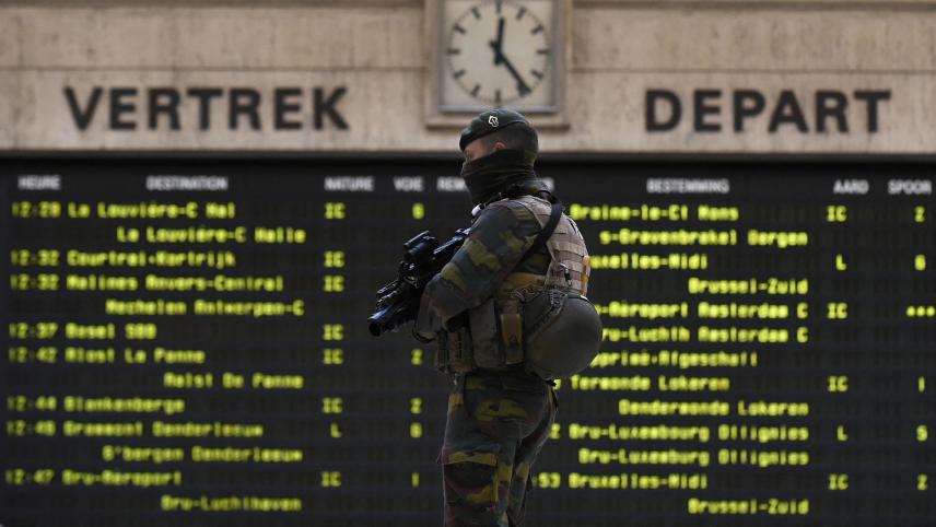 <p>Ein bewaffneter Soldat patrouilliert im Brüsseler Zentralbahnhof.</p>