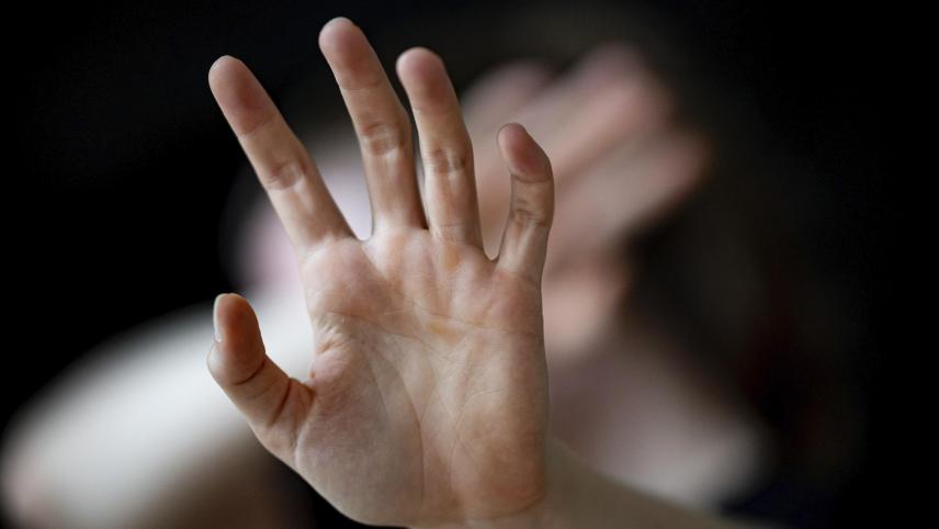<p>Eine Frau hält ihre Hände vor das Gesicht (Gestellte Szene):</p>