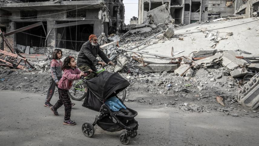 <p>Palästinenser gehen in der Stadt Rafah im südlichen Gazastreifen an Gebäuden vorbei, die von israelischen Luftangriffen zerstört wurden.</p>