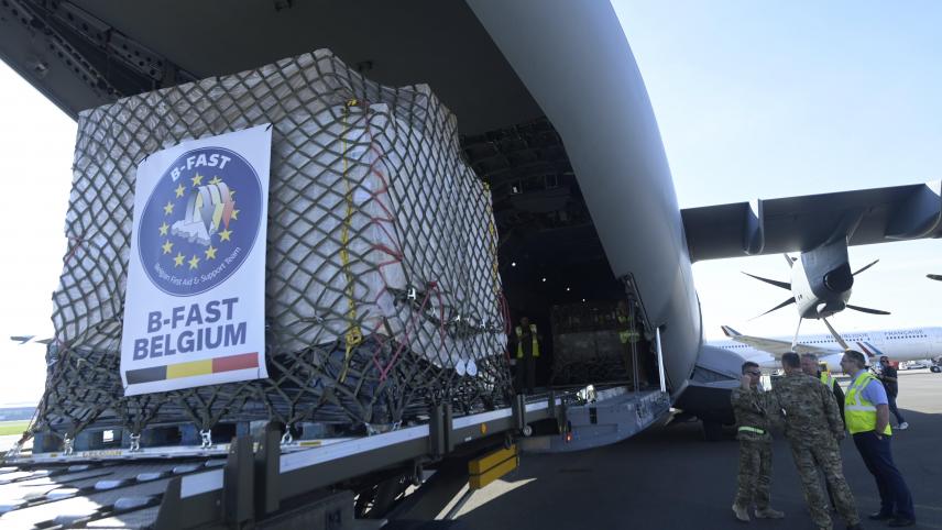 <p>Militärflughafen Melsbroek: Die Hilfsgüter für Gaza werden in die A400M-Transportmaschine verladen.</p>