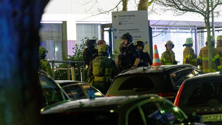 <p>Schwer bewaffnete Polizisten waren am Montagabend vor dem Aachener Luisenhospital im Einsatz.</p>
