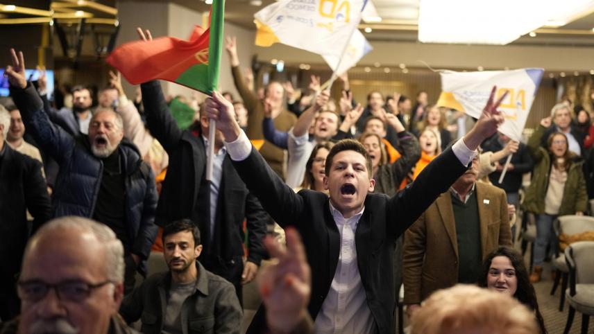 <p>Anhänger der Mitte-Rechts-Partei Demokratische Allianz reagieren nach der Bekanntgabe der ersten Ergebnisse in der Parteizentrale in Lissabon.</p>