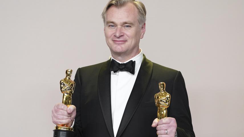 <p>Christopher Nolan posiert im Presseraum mit den Preisen.</p>
