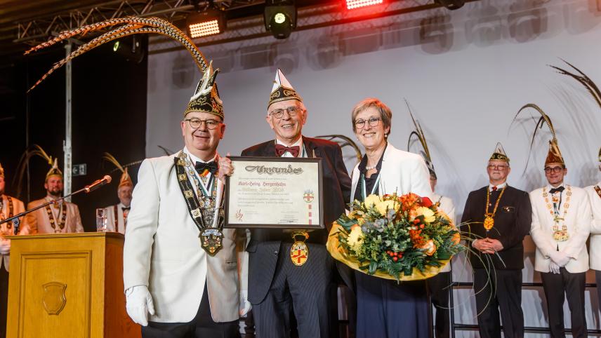 <p>Mit großer Freude hat Michael Scholl (l.), Präsident der Exprinzen, Karl-Heinz Hergenhahn (Mitte) mit der Goldenen Feder ausgezeichnet.</p>