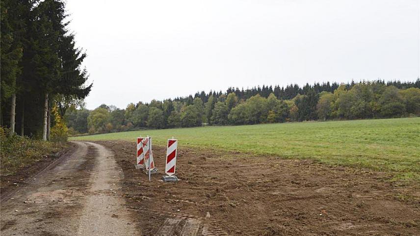 <p>Die Gemeinde Amel und die wallonische Straßenbauverwaltung werden den Zufahrtsweg zur künftigen Erdaushubdeponie an der Autobahn E 42 nahe Born um ca. 150 Metern verlängern.</p>